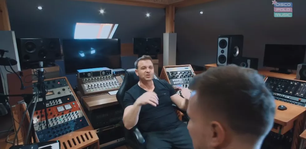 Radek Liszewski „Weekend„ mieszka w luksusie?! Gwiazdor disco polo pokazał publicznie swoje mieszkanie! [Zdjęcia]
